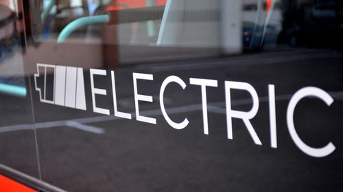 Municipiul Reșița vrea să cumpere opt microbuze electrice și patru stații de încărcare pentru acestea / Valoarea estimată a achiziției: 10,53 milioane de lei