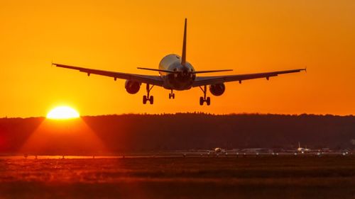 O nouă cerință de mediu: companiile aeriene trebuie să facă publică amprenta de carbon a fiecărui zbor. Comisia Europeană cere feedback public pentru proiectul ”etichetei de carbon”