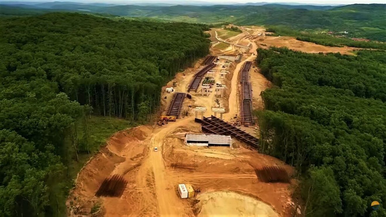 VIDEO Autostrada Transilvania: Lotul UMB dintre Nădășelu și Zimbor, cel mai avansat șantier finanțat prin PNRR riscă să fie amânat pentru 2026. CNAIR a avut nevoie de 18 luni pentru a tranșa problemele de la Nădășelu și Topa Mică, susține Pro Infrastructura
