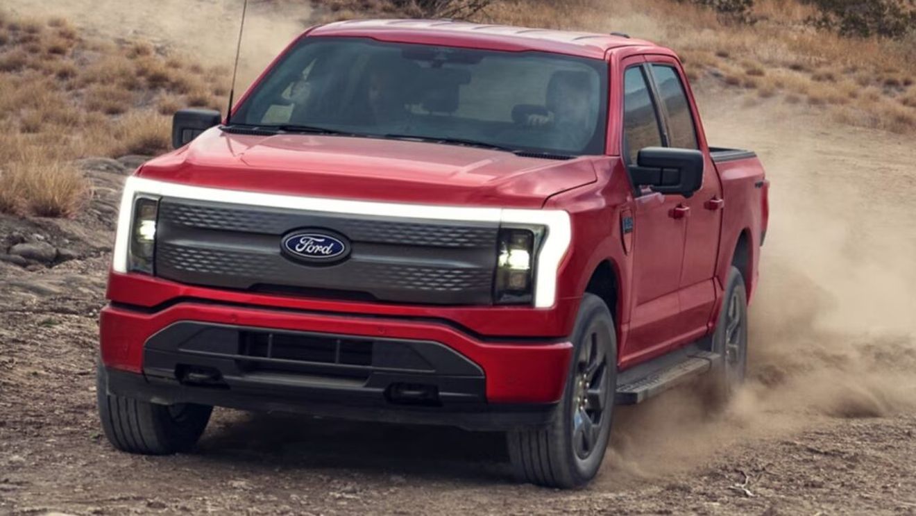 Ford suspendă până anul viitor producția camionetei electrice F-150 Lightning din cauza vânzărilor slabe / Divizia de automobile electrice a Ford înregistrează pierderi masive de mult timp