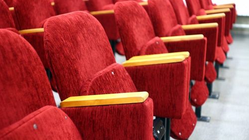 În ce condiții s-ar putea redeschide teatrele și cinematografele? Ministrul Economiei: "Este și testarea o soluție"