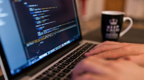 Studiu EY: Organizaţiile au ocolit procesele de securitate cibernetică pentru a facilita implementarea telemuncii în pandemie