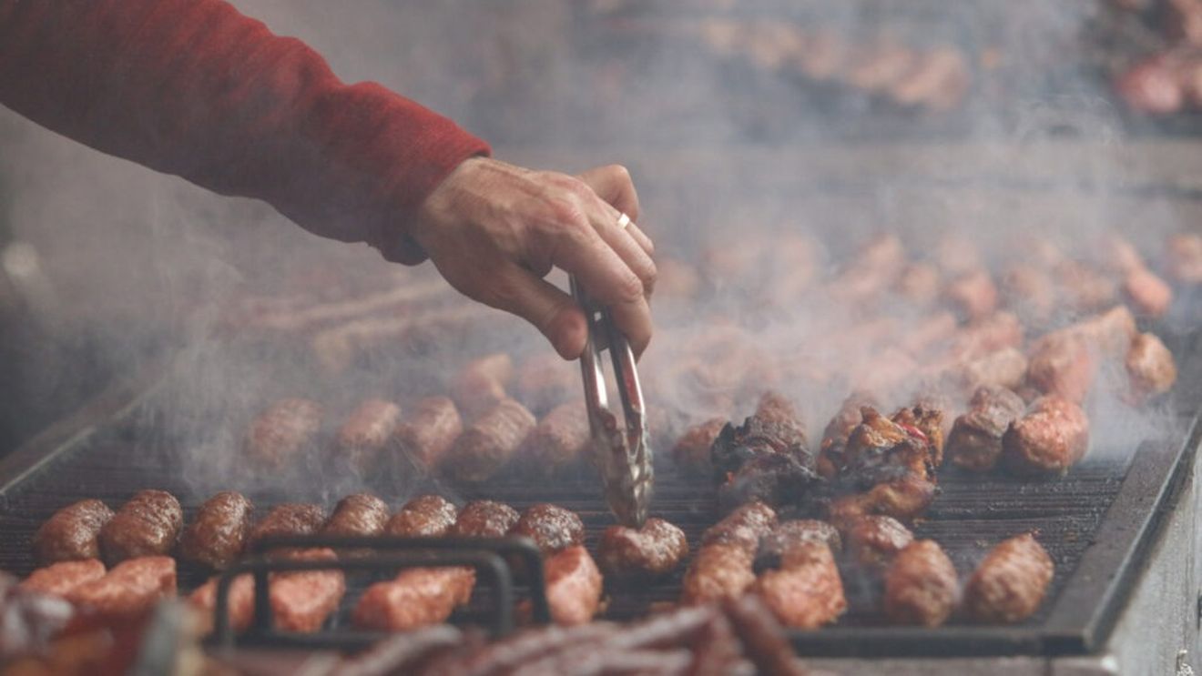 Exporturile de mititei şi de salam de Sibiu în Marea Britanie şi SUA, blocate de pesta porcină africană