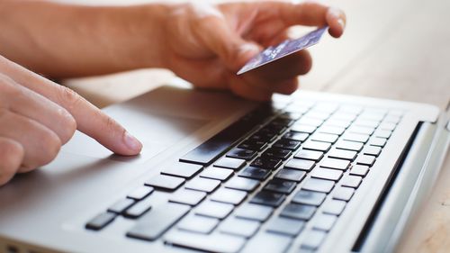 Analiză: Comerțul electronic crește în România / Ritmul de creștere este mai rapid în mediul rural față de mediul urban