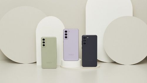 Samsung a lansat telefonul mid-range Galaxy S21 FE. Cât va costa noul model