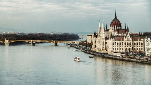 Ungaria conduce redresarea Europei Centrale şi de Est (Reuters)