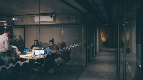 Provocări pentru angajatori: să convingă angajații să se întoarcă la birou/ Companiile încep să crească treptat procentul angajaților din spațiile de birouri