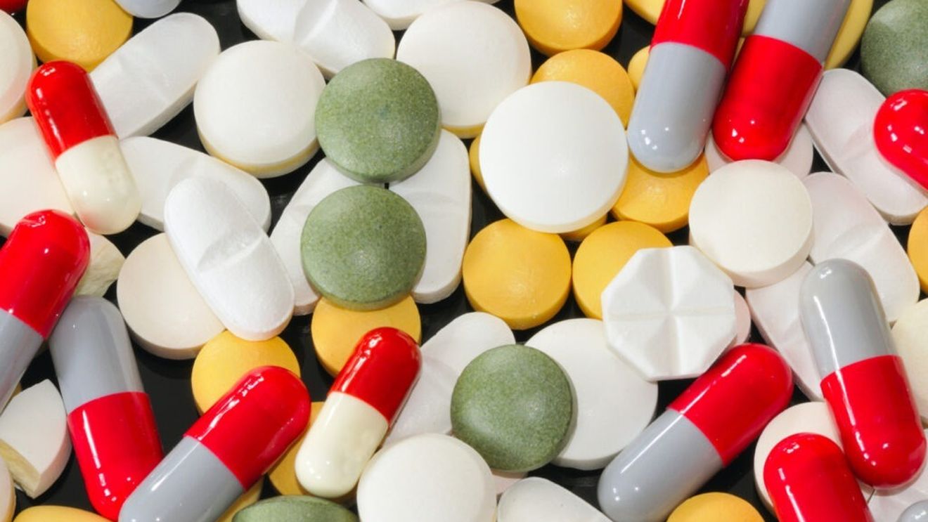 Un român consumă în medie medicamente de 1.500 lei pe an sau 35 de cutii. Cele mai multe medicamente se vând pentru auto-tratament fără rețetă