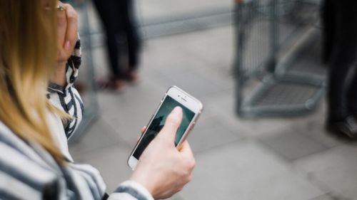 Smartphone-ul ne ascultă conversațiile? Pentru prima dată există o confirmare