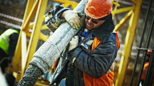 Managerii estimează creşterea activităţii şi a preţurilor în construcţii şi în comerţul cu amănuntul, în următoarele 3 luni (anchetă INS)