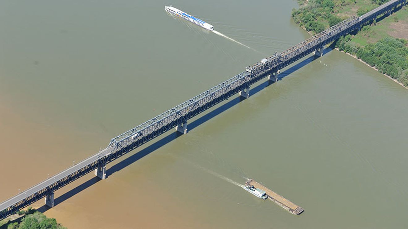 Critici de la comisarul Adina Vălean la adresa Ministerului Transporturilor de la București care nu a prevăzut din start linie de tren pentru noul pod peste Dunăre de la Giurgiu-Ruse