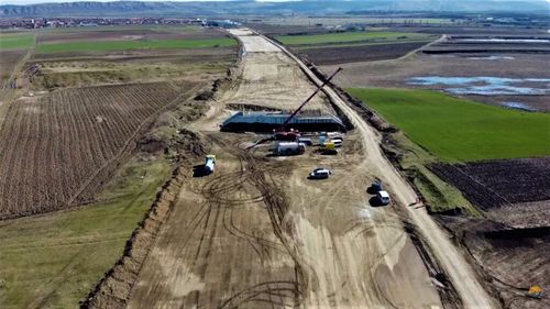 Autostrada Transilvania: Strabag a ajuns la aproape 50% pe lotul Chețani – Câmpia Turzii. 500 de drumari lucrează pentru autostradă completă între Cluj și Târgu Mureș până la sfârșitul anului