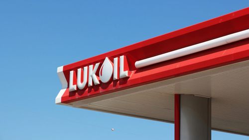 Lukoil România va intra sub „supraveghere extinsă” de stat până la vânzare