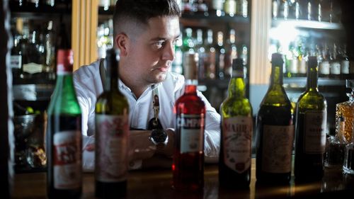 INS: Consumul mediu de băuturi a crescut anul trecut la toate băuturile, comparativ cu 2020