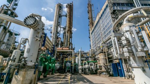 A repornit producția la combinatul de îngrășăminte Azomureș, după un an de pauză. Instalația de amoniac "arde" din nou gaz din intern