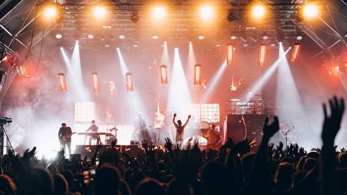 Un fost consilier local PSD din Medgidia câștigă, din nou, de la primarul PNL din Cernavodă organizarea „Zilelor Orașului 2025”. Vor cânta Holograf, Zdob și Zdub, Vali Vijelie, Albert NBN, Dani Mocanu și Smiley / 1,7 milioane lei în plină austeritate pentru o firmă cu un singur angajat