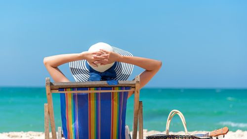 Peste 75% dintre români își finanțează vacanțele din economii personale și preferă să nu se îndatoreze