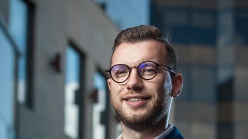 Cataloage electronice în locul celor de hârtie: Un antreprenor ieşean propune inovaţii digitale pentru educaţie