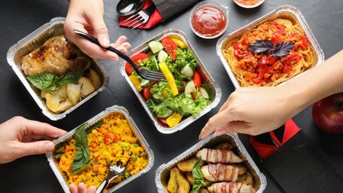 „Inflația din farfurie” în cifre. Românii plătesc mai mult, dar comandă mai puțin