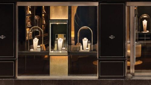 Piața de lux se reconfigurează: Consumatorii obişnuiţi devin prudenţi, cei mai bogați continuă să cumpere bijuterii, dar doar de la brandurile exclusiviste