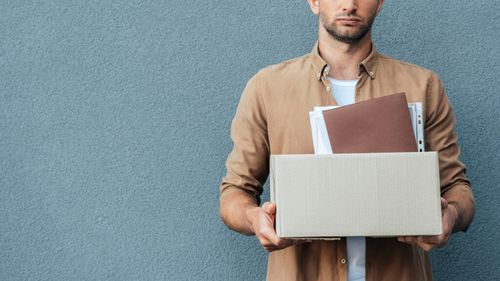 Economist: Tinerii nu își găsesc locuri de muncă, dar nu inteligența artificială este de vină