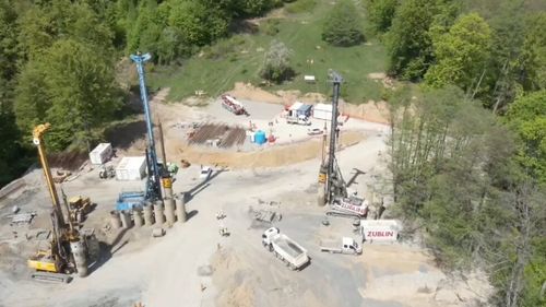 VIDEO Autostrada Sibiu - Pitești. CNAIR: Astăzi, 1 mai, aproximativ 500 de persoane sunt angrenate în lucrările de pe Secțiunea 3, Cornetu-Tigveni