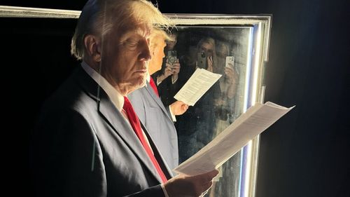 Consilierii lui Trump se gândesc la taxe vamale care să vizeze sectoare strategice / Printre acestea: industria de apărare, materialele medicale esențiale și producția de energie (Washington Post) / Trump a dezmințit raportul