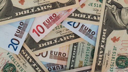 Euro a crescut cu peste 2% față de dolar după anunțarea noilor tarife vamale americane
