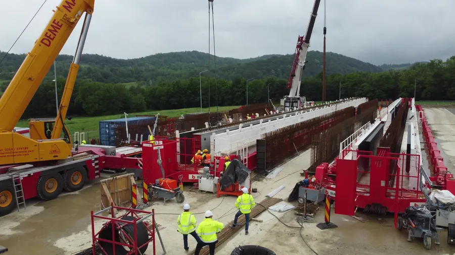 primele două grinzi din beton din cel 1394 necesare pentru secțiunea 2 Cornetu - Tigveni 