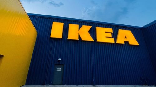 IKEA, cel mai mare retailer de mobilier din lume, a raportat joi un declin de 5% al vânzărilor anuale, după reducerea preţurilor