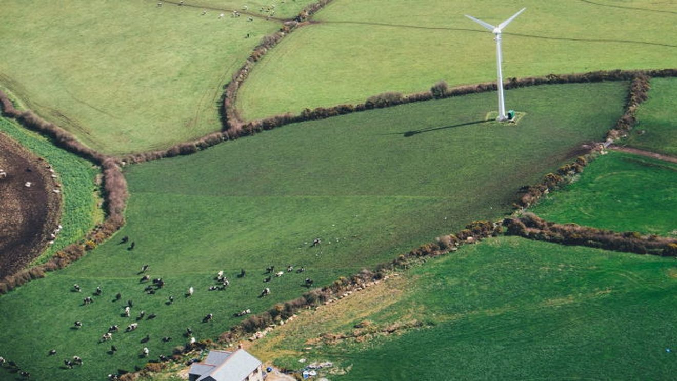 Agricultura intră și ea în PNRR. 20 de milioane euro pentru panouri solare plutitoare pe canalele de irigații și pentru constituirea unui cadru juridic de eliberarea a unor terenuri agricole de stat investițiilor în regenerabile