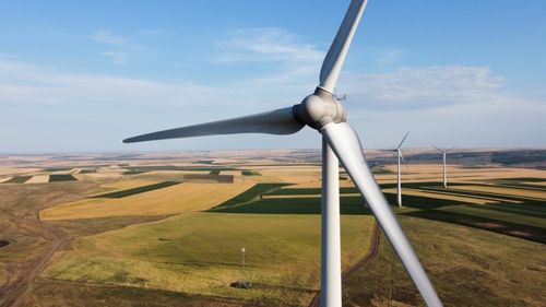 Alive Wind Power One, parte a Premier Energy Group, ia o finanțare de 13,9 milioane de euro de la Vista Bank pentru achiziția unui parc eolian din județul Vaslui