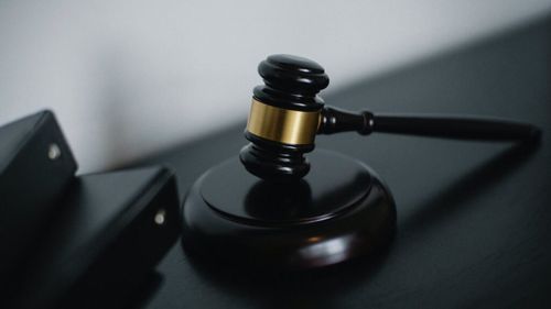 Grefierii anunță proteste, după ce Guvernul a anunțat că majorează vârsta de pensionare la 65 de ani: „Avem capacitatea să blocăm sistemul judiciar”