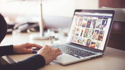 Reportaj BBC UK: Vânzările online îi ajută pe oameni să țină pasul cu creșterea prețurilor/ Facebook Marketplace și eBay înregistrează creșteri ale vânzătorilor individuali