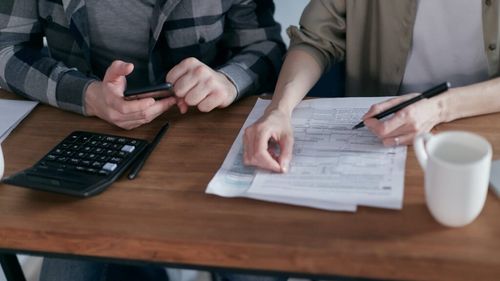 Analiză EY: Cetățenilor ucraineni care au depășit șase luni în Românie le revin obligațiile fiscale suplimentare/ Din 1,5 milioane de cetăţeni ucraineni care au intrat în România, peste 87.000 au rămas, iar peste 6.400 sunt integraţi pe piaţa muncii