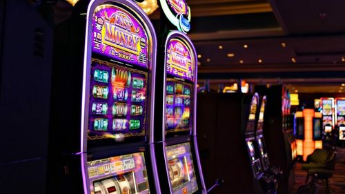 Raport BRAT: Cinci companii de pariuri și țigări electronice au dominat piața publicității din online în 2023