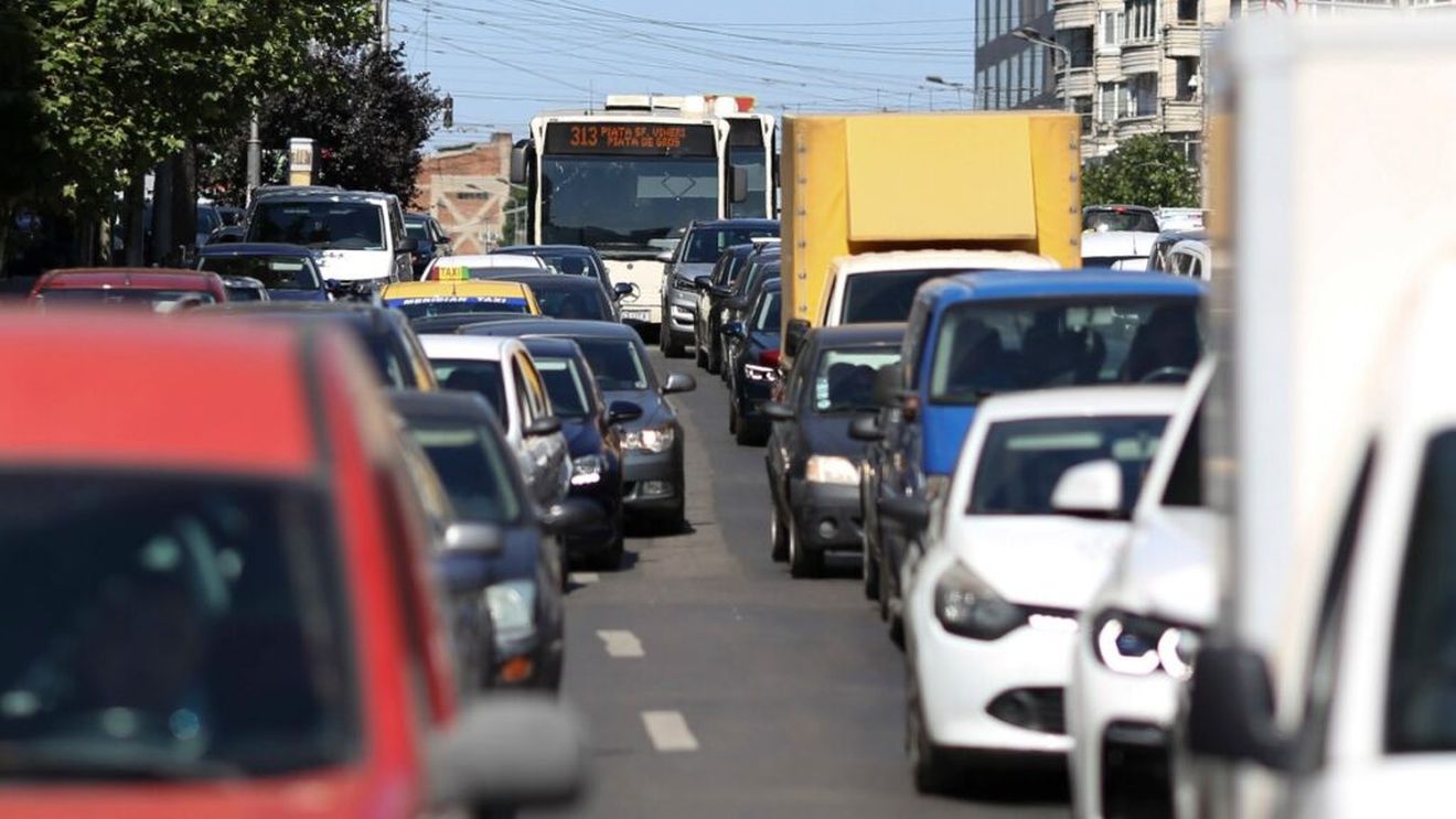 Înmatriculările de mașini noi în România au crescut în octombrie cu aproape 10%. Pe primele 10 luni din acest an, creșterea este de 8 la sută. Piața second-hand, a mașinilor înmatriculate prima oară în România, a scăzut cu peste 20%