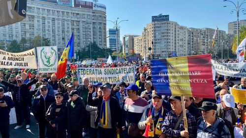 Ceferişti, rezervişti, poliţişti, mineri, silvicultori şi pensionari au venit la protestul din piaţa Victoriei față de ordonanța austerității