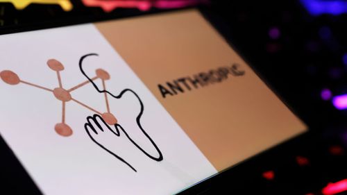 Start-up-ul de inteligență artificială Anthropic, care a dezvoltat modelul Claude, vizează dublarea evaluării la peste 150 de miliarde de dolari și poartă discuții cu fonduri din Orientul Mijlociu / Rivalul OpenAI, dezvoltatorul ChatGPT, a evitat până acum investitorii suverani din Golf care „îmbogățesc dictatori”