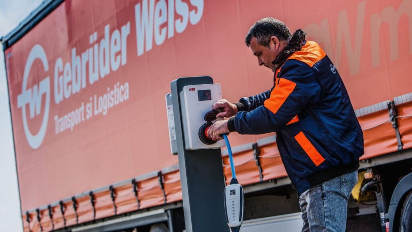 Austriecii de la Gebrüder Weiss au testat pentru prima dată un camion electric în România și iau în calcul achiziția și operarea lor în activitățile zilnice de transport, pe distanțe de 150-200 km