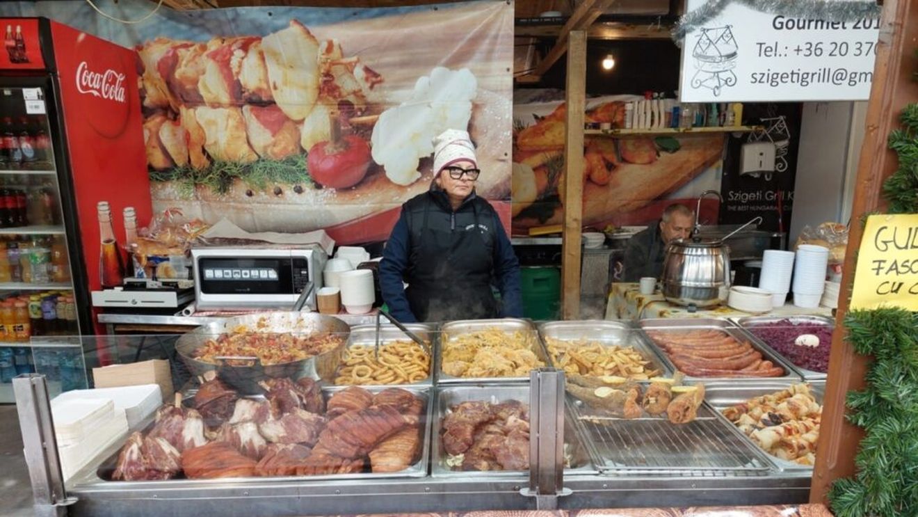 Prețurile din Târgul de Crăciun din Sibiu: 30 de lei ciolanul cu legume, 25 lei chipsuri pe băț și 8 lei snickers vegan / O fotografie cu Moș Crăciun costă 25 de lei