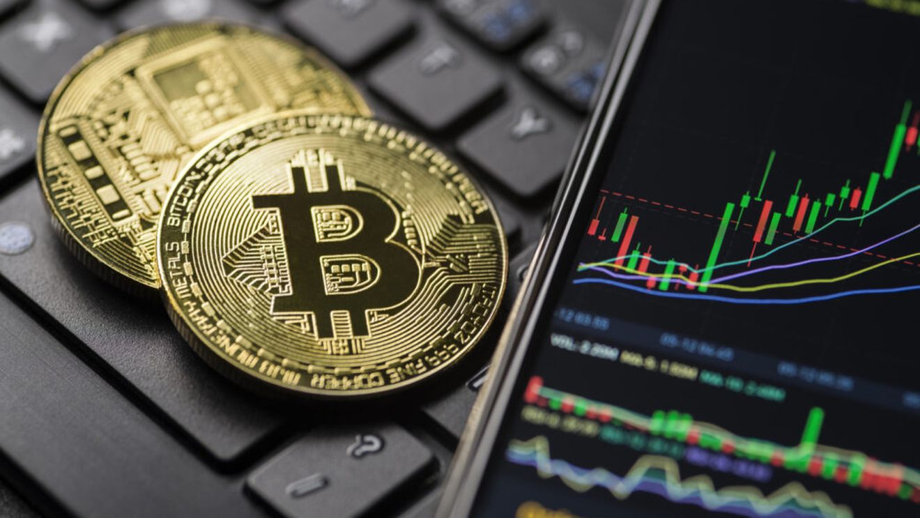 Bitcoin a depăşit luni pentru prima dată pragul de 120.000 de dolari