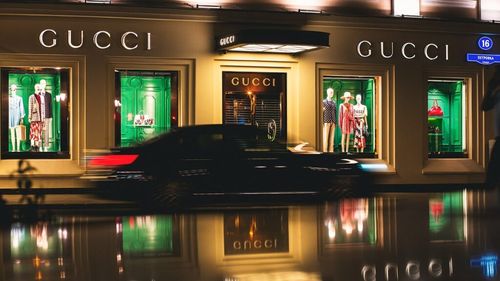 Brandul de lux Gucci va începe să accepte plăți în criptomonede în câteva magazine din SUA