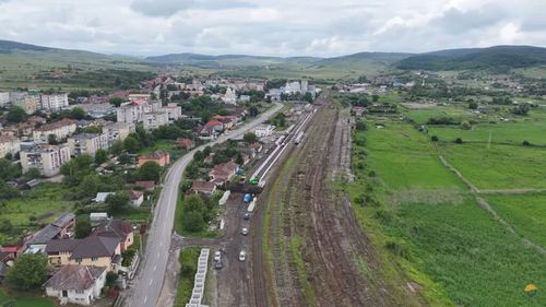 FOTO-VIDEO. Primele imagini cu lucrările de pe lotul feroviar Cluj Napoca - Aghireș, unde trenurile vor circula cu 100 km/h / Lotul finanțat cu 1,6 miliarde lei din PNRR este la numai 5% execuție, arată Asociația Pro Infrastructura
