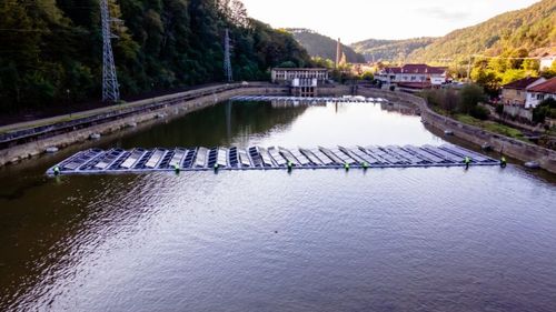 TMK Hydroenergy Power pune în funcțiune „primul sistem plutitor de energie fotovoltaică din România, de scara mare” pe Lacul Grebla, în județul Caraș Severin