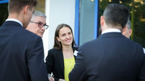 Oana Ţoiu: Nu suntem într-un moment în care să putem cere salarii mai mari în MAE. Însă, anul viitor trebuie să ne uităm serios la faptul că nu putem avea doar 0-0,8% din PIB alocat, pentru mize atât de mari