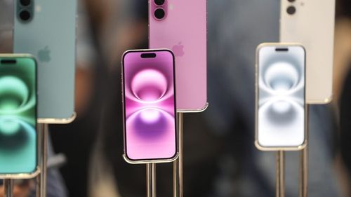 Cum ocolește Apple tarifele vamale impuse Chinei de Donald Trump / Subcontractorul Foxconn trimite către SUA 97% din exporturile de iPhone din India