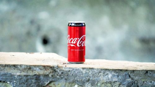 Cu o mână ia, cu alta dă. Premierul Ciolacu, la un eveniment al companiei Coca-Cola: "Avem un "gentlemen's agreement"/ Supraimpozitarea din accize se va întoarce către companie sub formă de ajutor de stat"