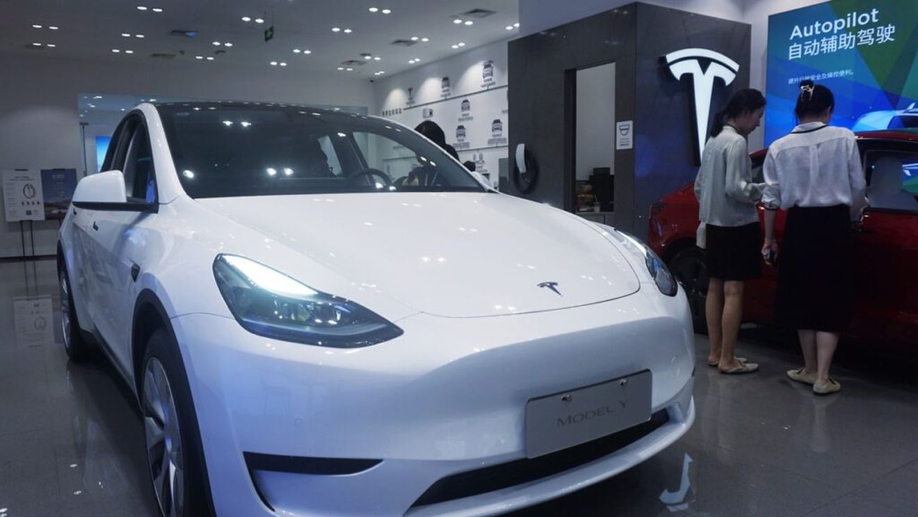 Tesla amână lansarea în SUA a unei versiuni accesibile a Model Y
