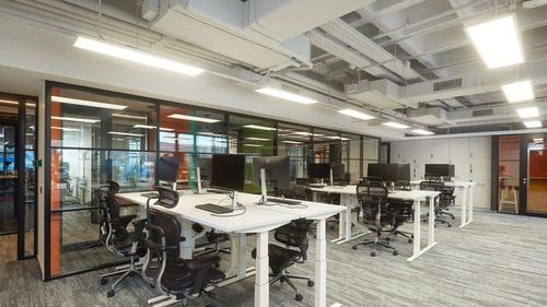 Analiză Colliers: Creşterea costurilor de construcţie va influenţa ritmul livrărilor noilor proiecte de birouri în piaţă/ Mulți dezvoltatori preferă să amâne construcţiile. Perspective pentru piețele Office și Comercial